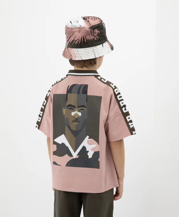 фото Футболка-поло с лампасами и большим принтом на спине gulliver (104)