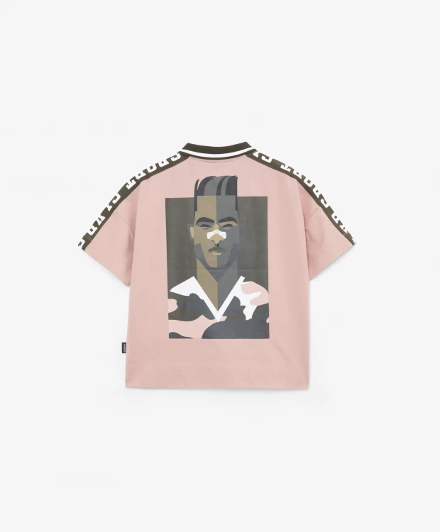 фото Футболка-поло с лампасами и большим принтом на спине gulliver (104)