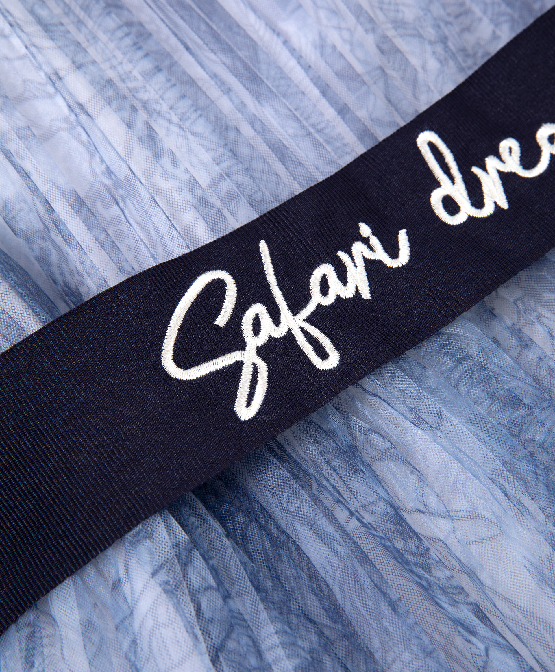 фото Платье из принтованной сетки белое gulliver