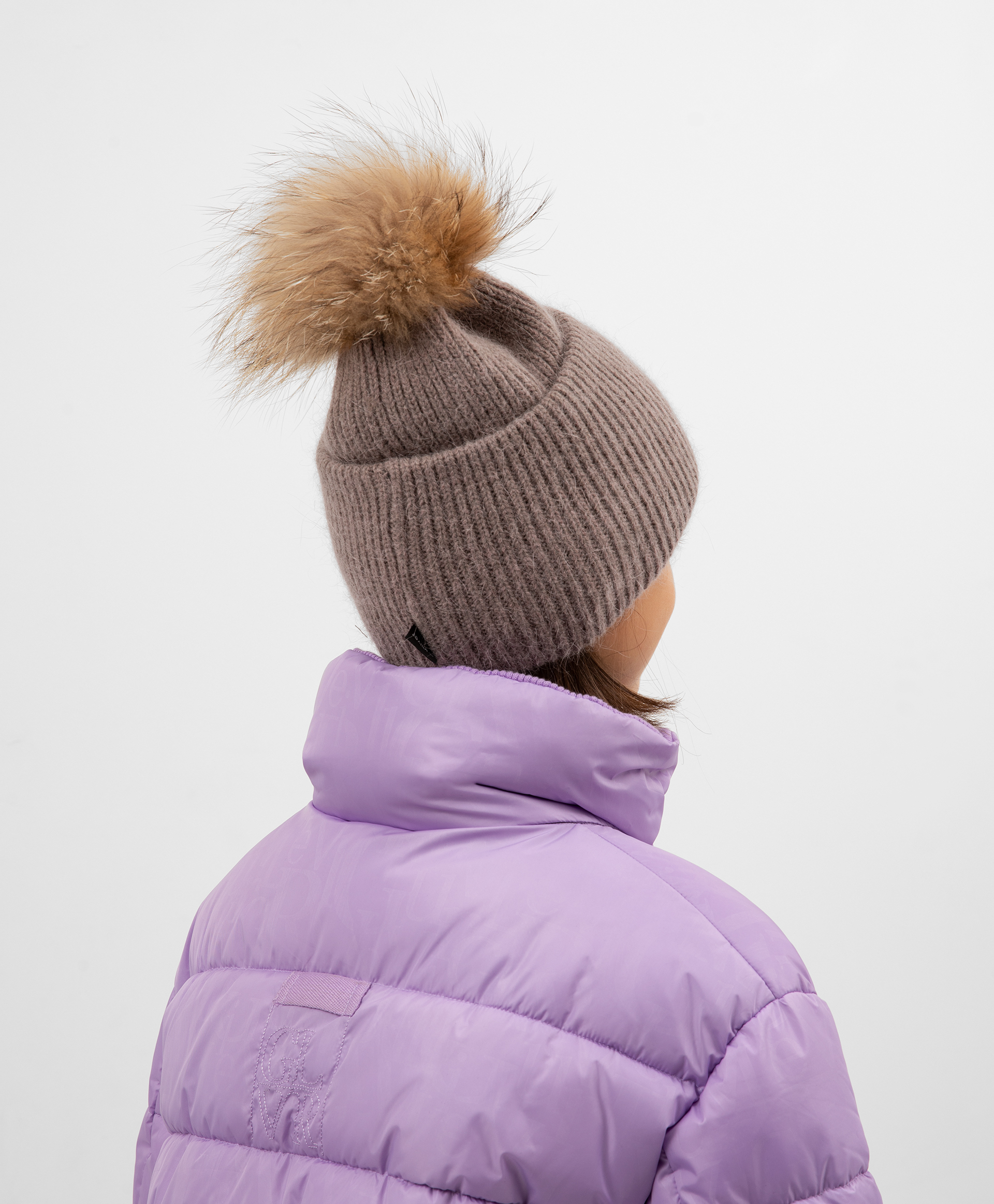 фото Шапка вязаная с помпоном коричневая gulliver