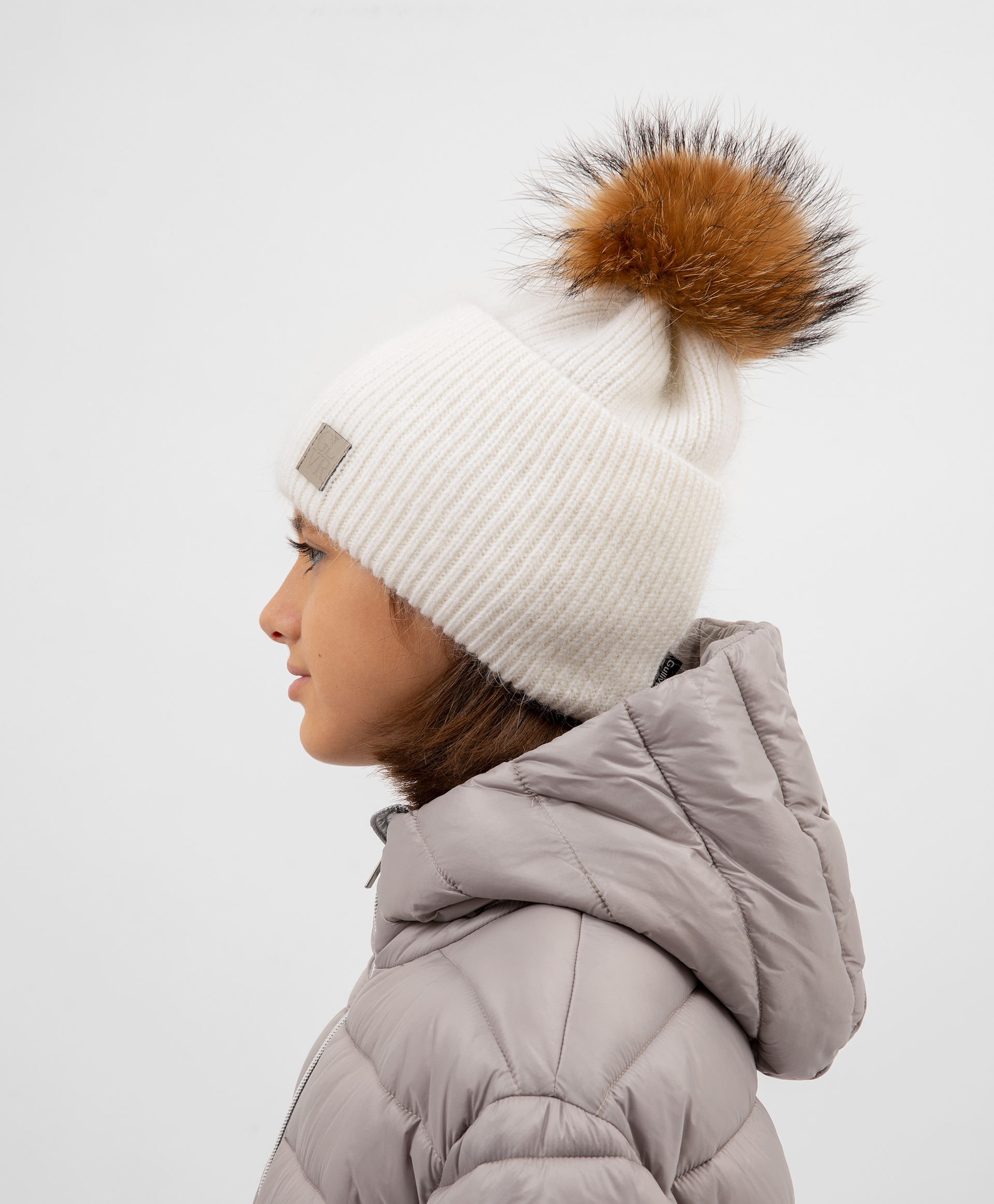 фото Шапка вязаная молочного цвета с помпоном gulliver