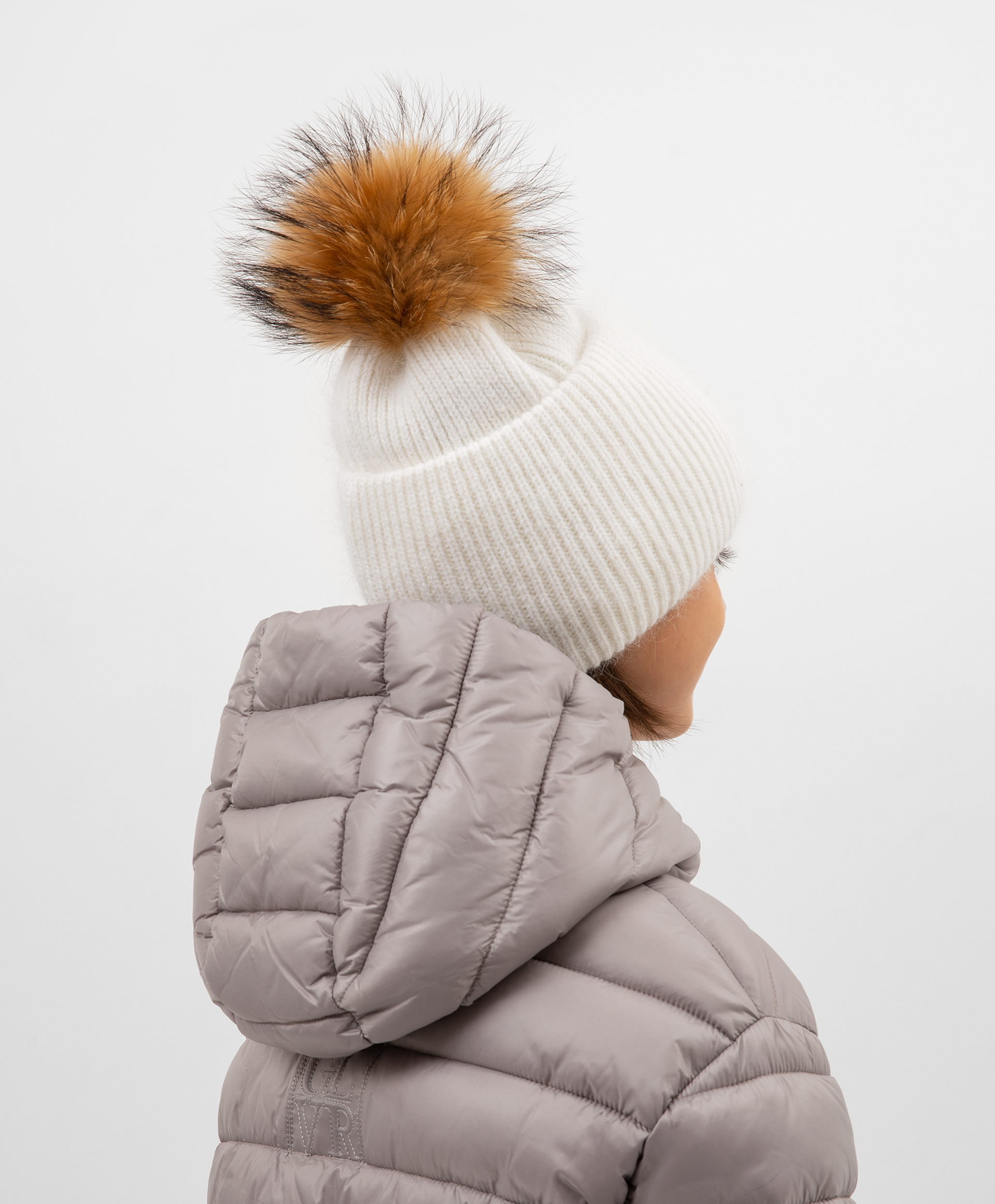 фото Шапка вязаная молочного цвета с помпоном gulliver