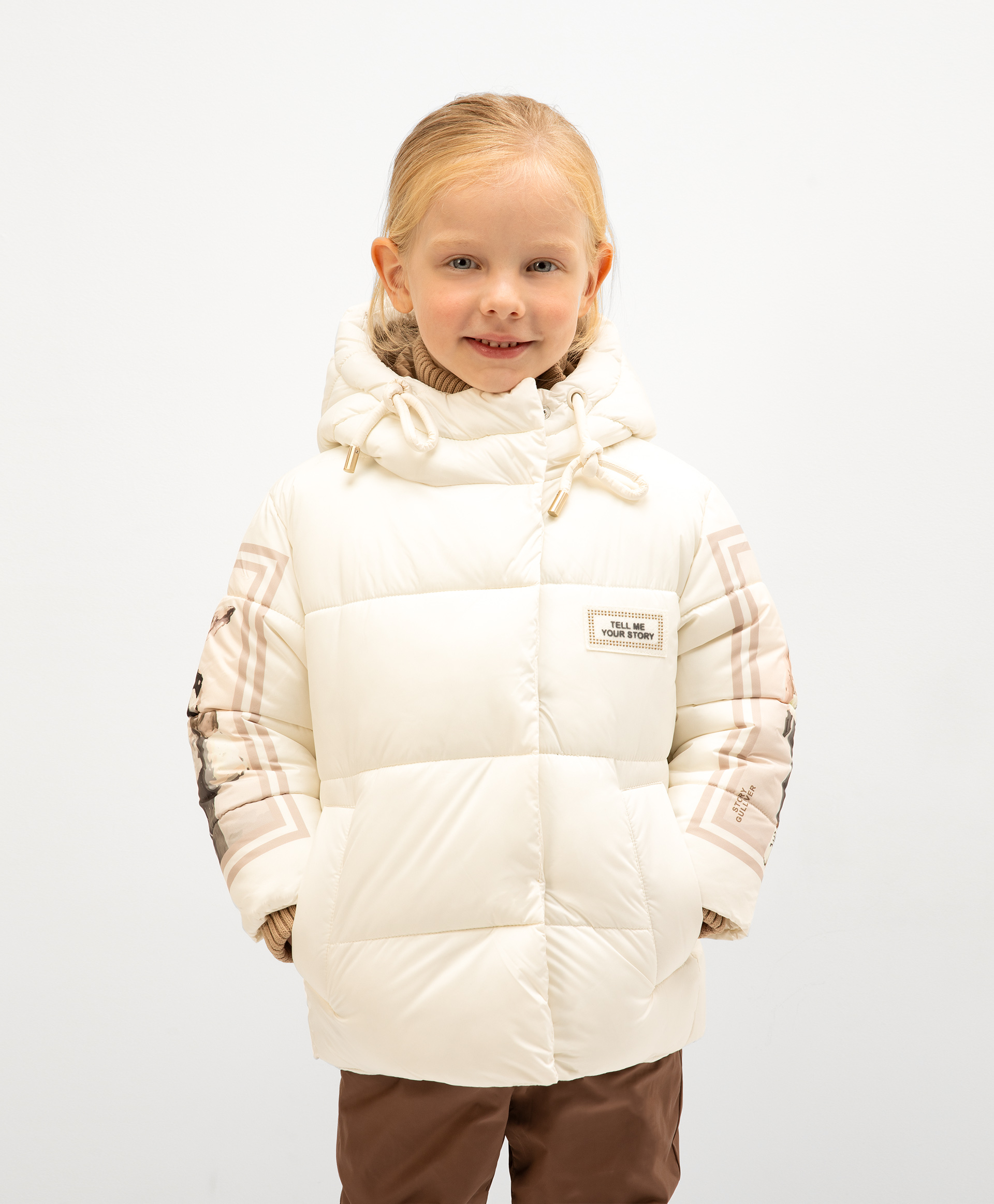 фото Куртка зимняя молочного цвета с крупным принтом gulliver