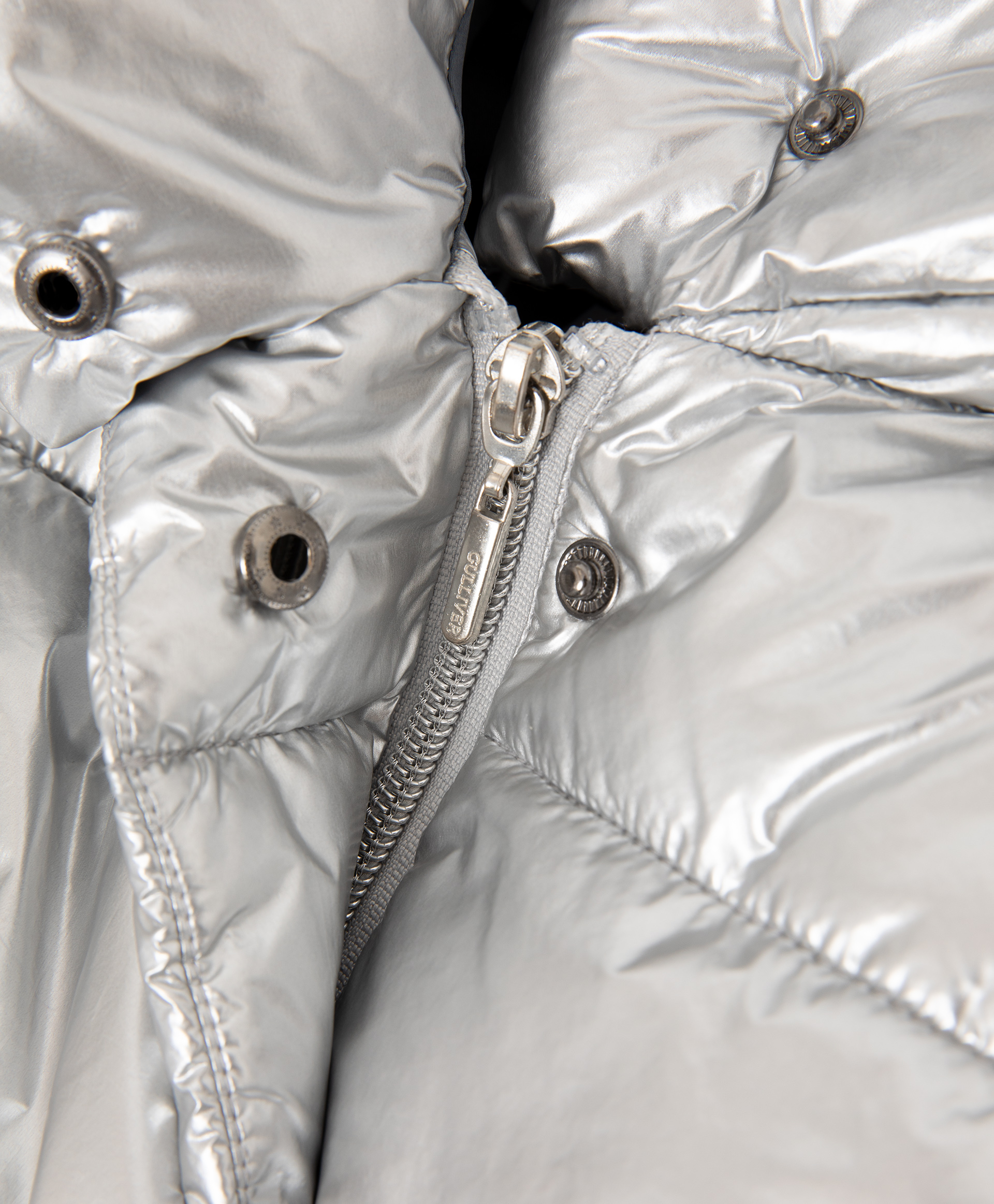 фото Жилет из сияющей серебристой плащовки gulliver