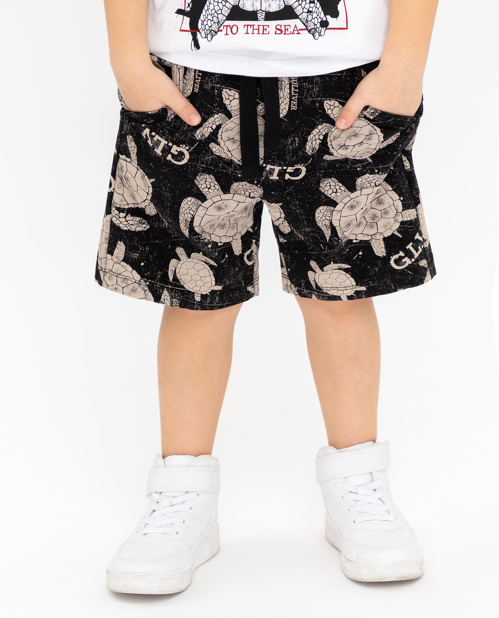 фото Черные шорты с принтом gulliver