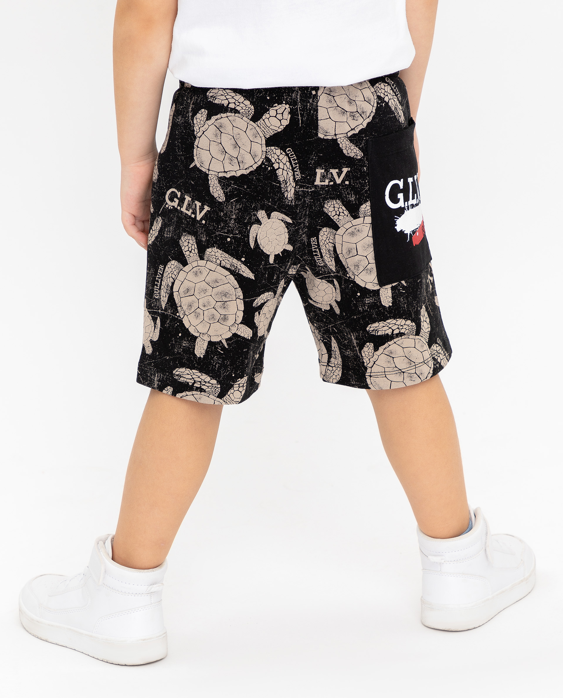 фото Черные шорты с принтом gulliver
