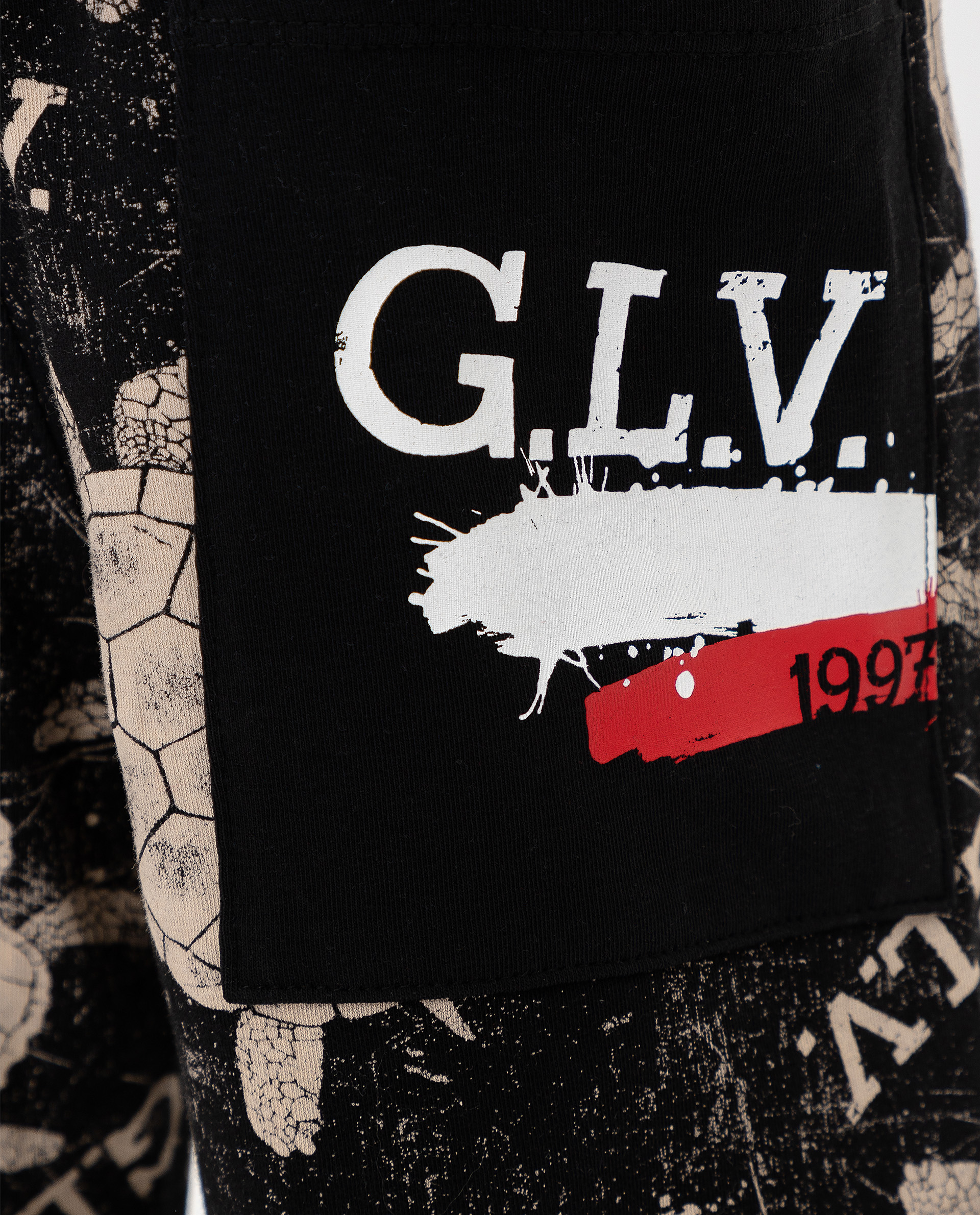 фото Черные шорты с принтом gulliver