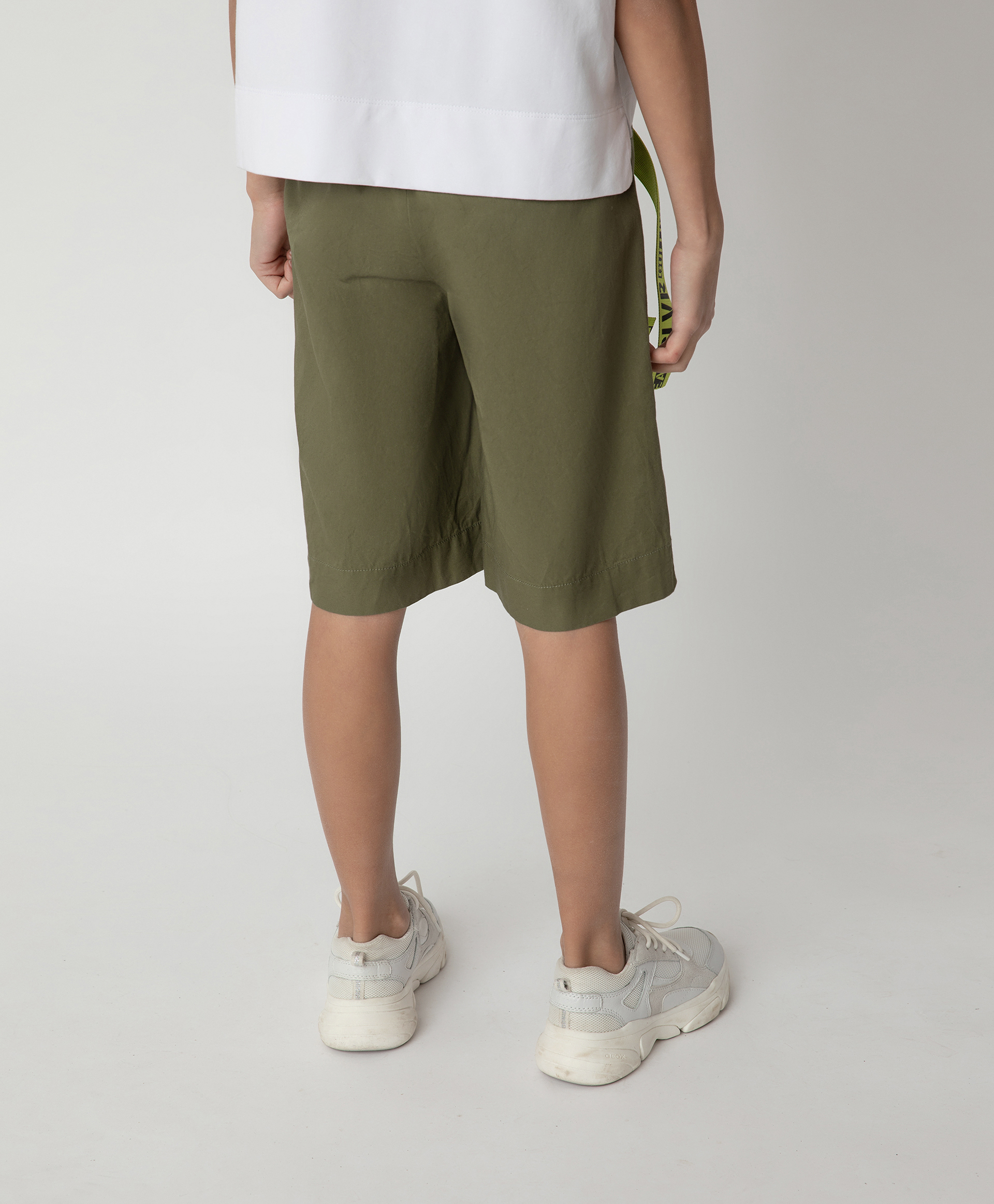 фото Шорты хаки с поясом gulliver