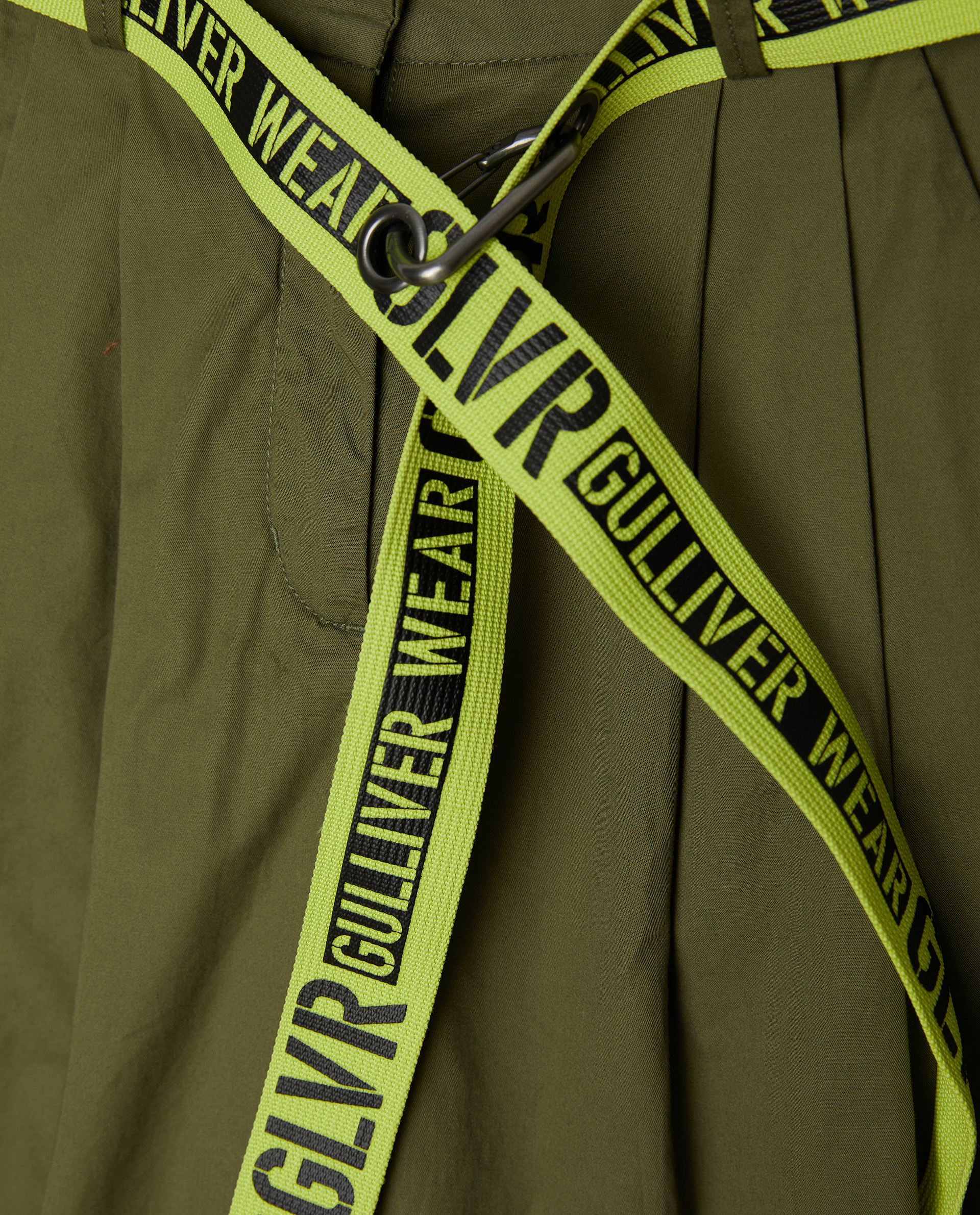 фото Шорты хаки с поясом gulliver