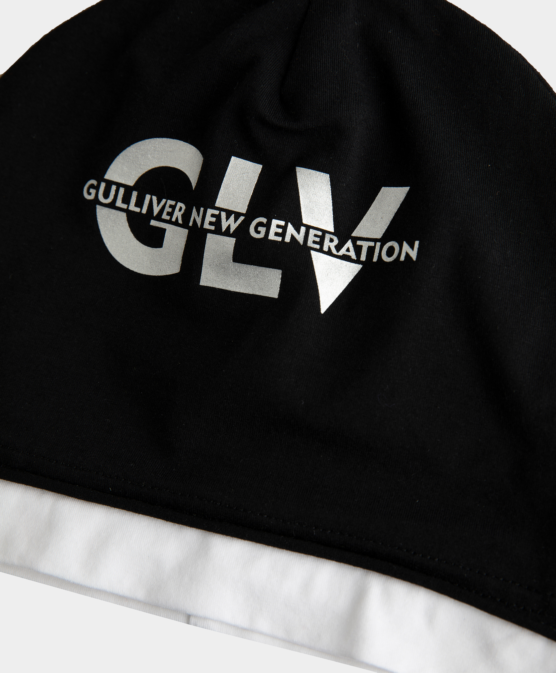 фото Шапка черная с принтом gulliver