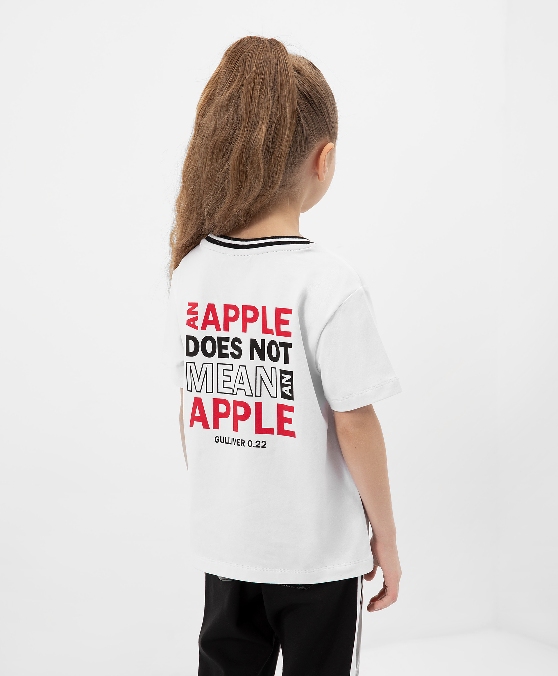 фото Футболка со спущенным плечом и декором белая gulliver