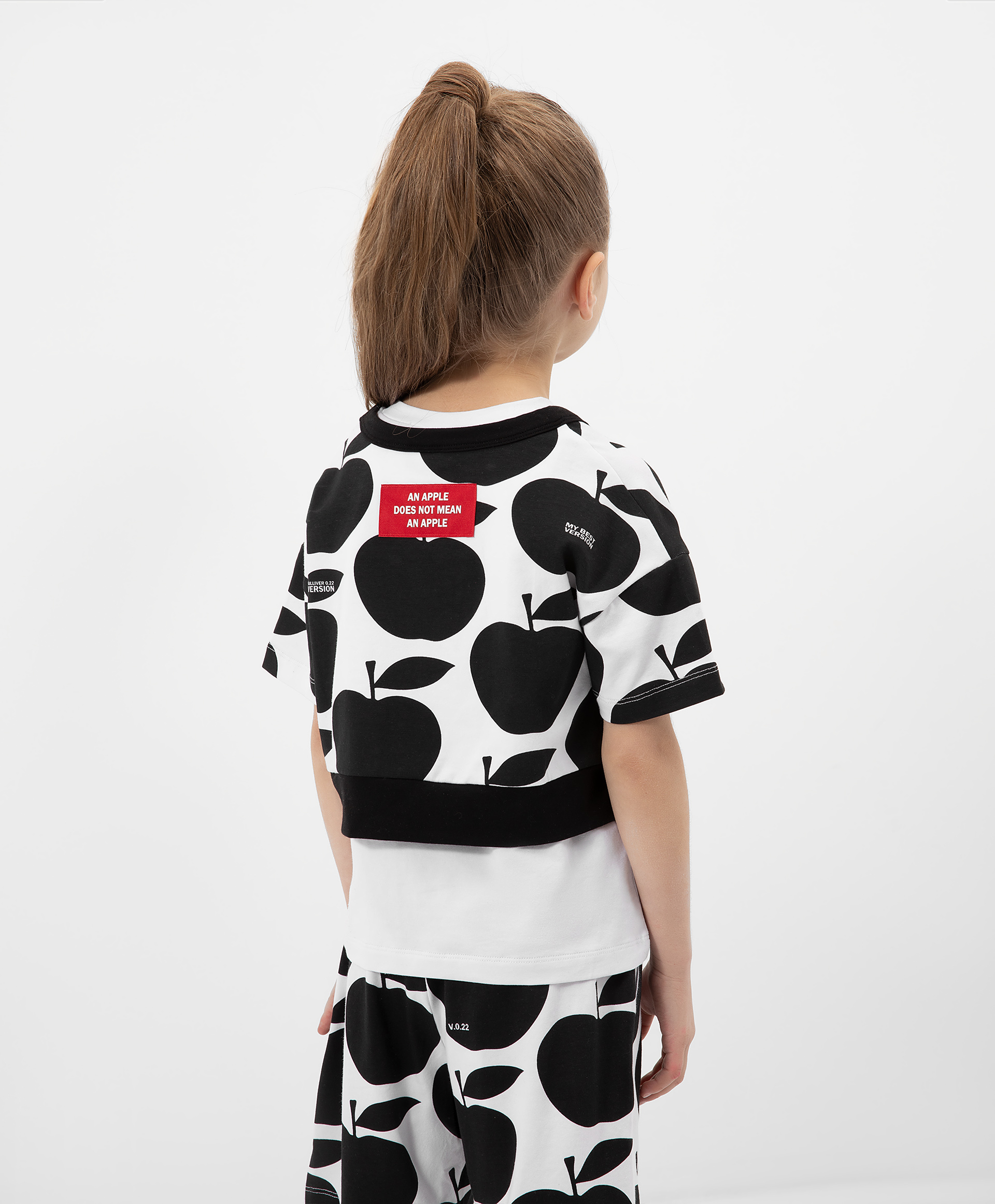 фото Комплект из белой майки с крупным лаковым принтом и укороченной объемной футболки с коротким рукавом, gulliver