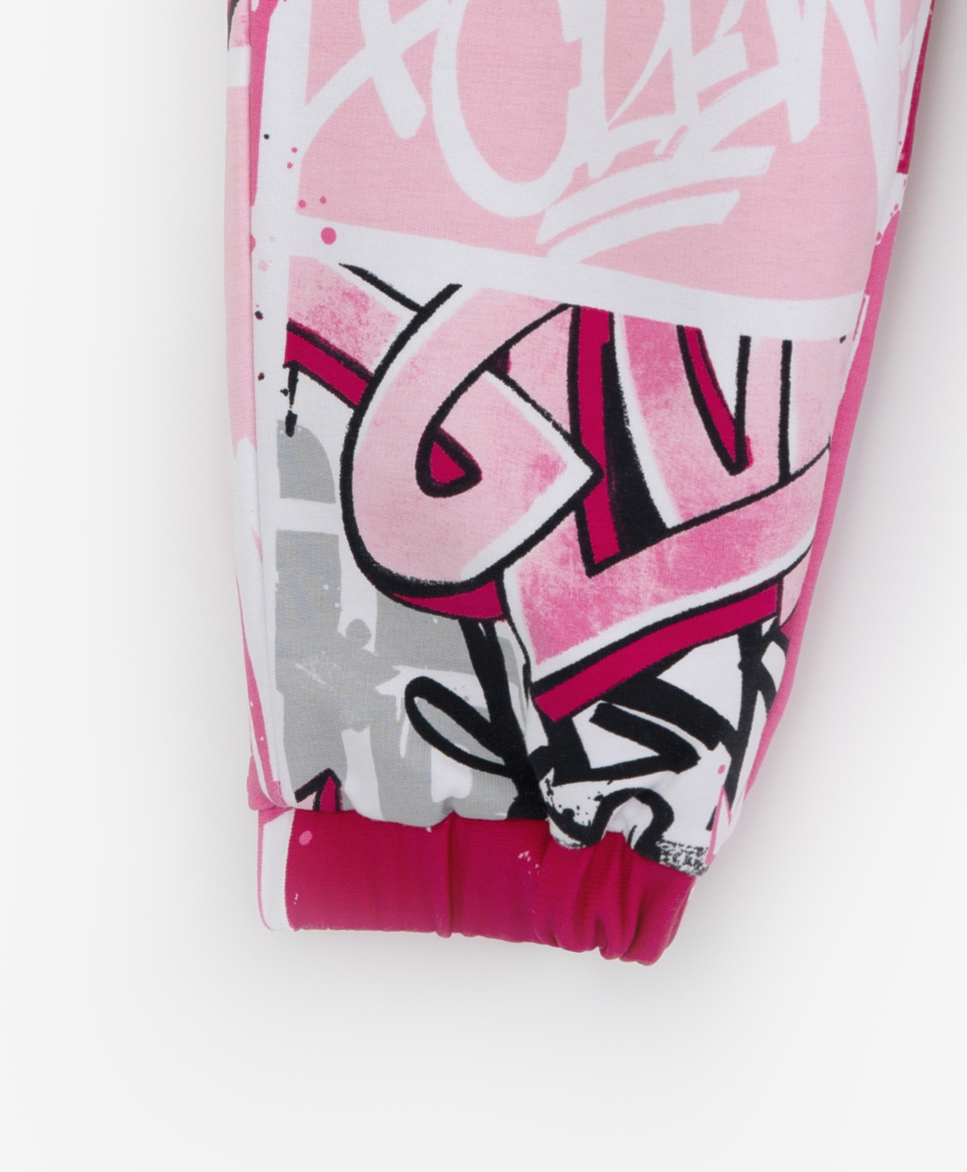 фото Брюки-джоггеры с рисунком в стиле граффити розовые gulliver