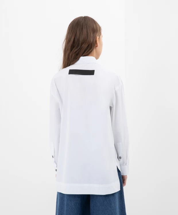 фото Рубашка формы оверсайз со спущенным плечом и удлиненной линией спинки белая gulliver (140)