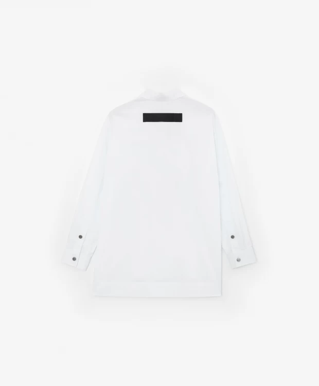 фото Рубашка формы оверсайз со спущенным плечом и удлиненной линией спинки белая gulliver (140)