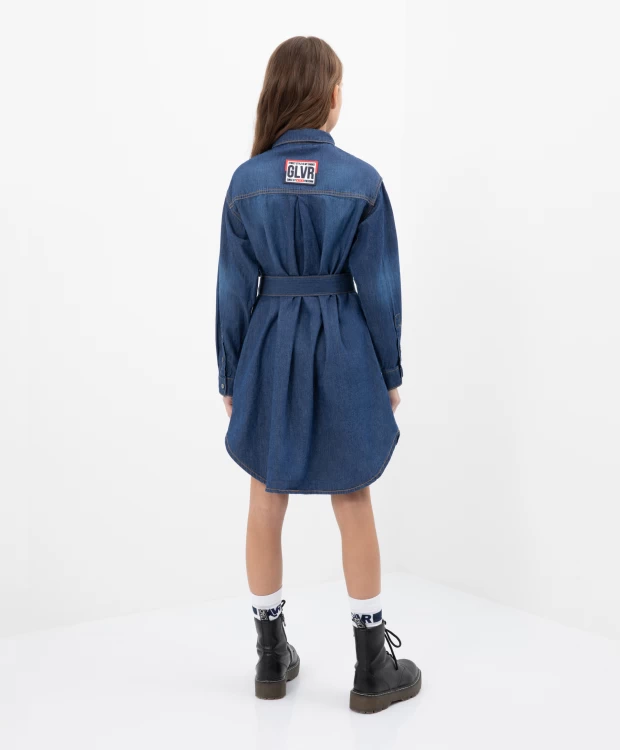 Джинсовое платье-рубашка с шрифтовым принтом синее Gulliver