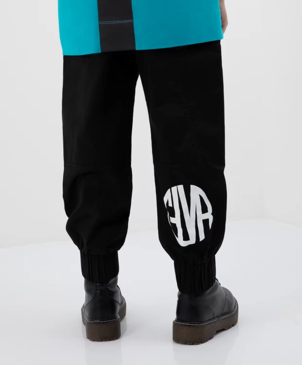 фото Брюки с тесьмой и серебристым принтом черные gulliver (146)