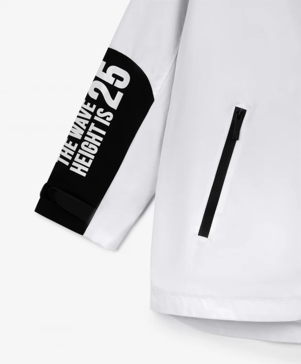 фото Ветровка из плотной влагостойкой плащовки белая gulliver (170)