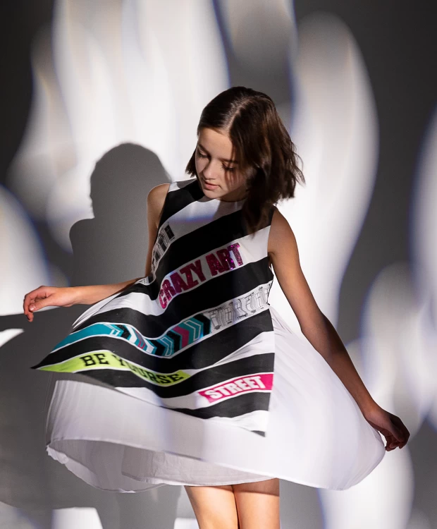 Платье текстильное с ярким принтом Gulliver брюки джоггеры с ярким динамичным принтом gulliver