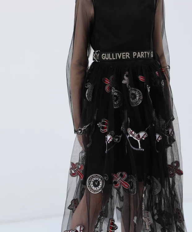 Платье двухслойное со шрифтовым принтом на поясе Gulliver